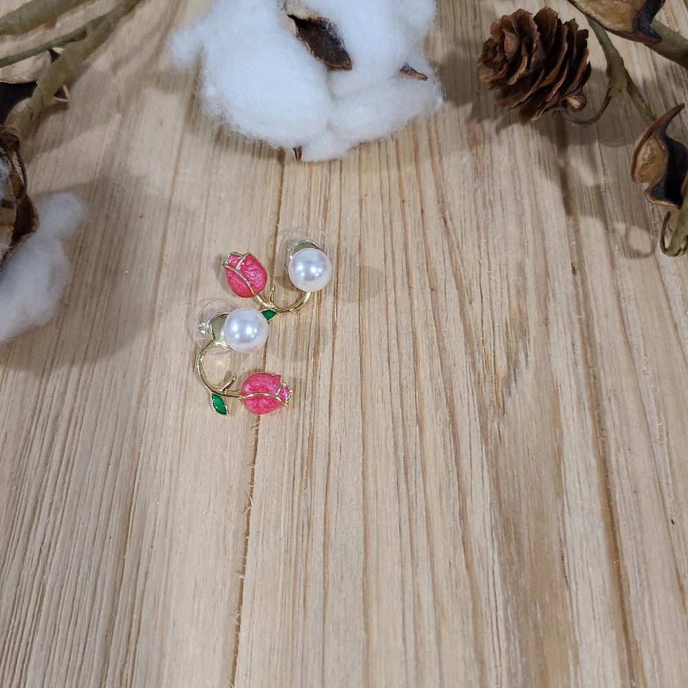 🌷⚘️NEW🌷⚘️BEAUTIFUL!! Tulip and Faux Pearl Earrings in GOLD 🌷⚘️ - Picture 15 of 16
